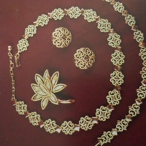 AVON 1971 "PRECIOUS PRETENDERS" COLLECTION GOLDTONED TEXTURED FLORAL BROOCH - Picture 3 of 3